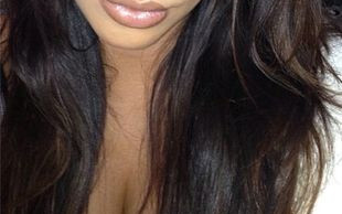 Kim Kardashian nosi dziecko na rękach i karmi je piersią