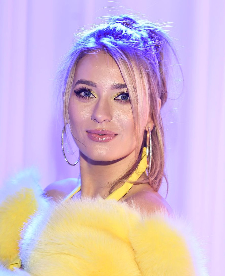 Wysoki kucyk z wypuszczonymi na bokach pasemkami