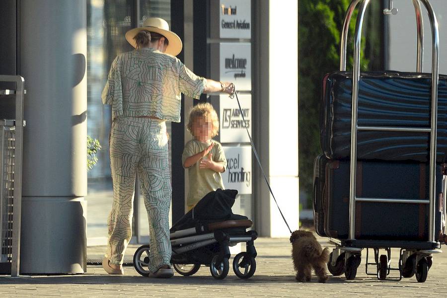 Marina i Wojtek Szczęsny wrócili z Mykonos do Warszawy. Piosenkarka jak zawsze stylowa (ZDJĘCIA)