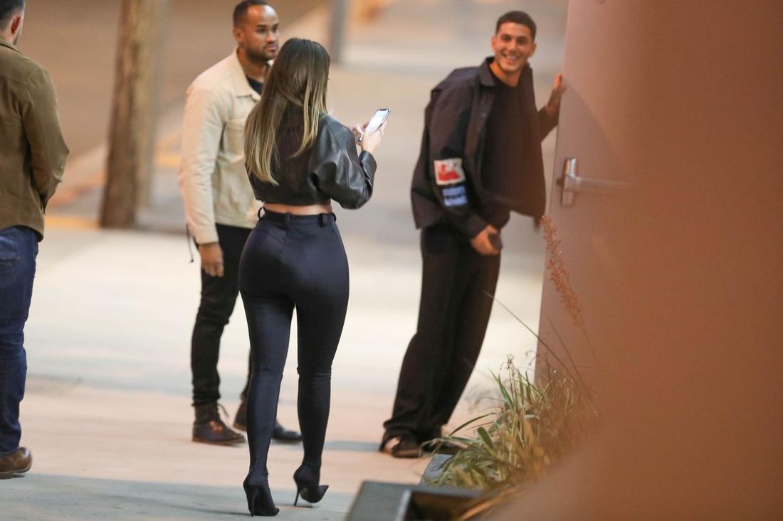 Kylie Jenner z tłustymi włosami i czarnych rajtkach - tak wygląda jej pupa bez photoshopa 