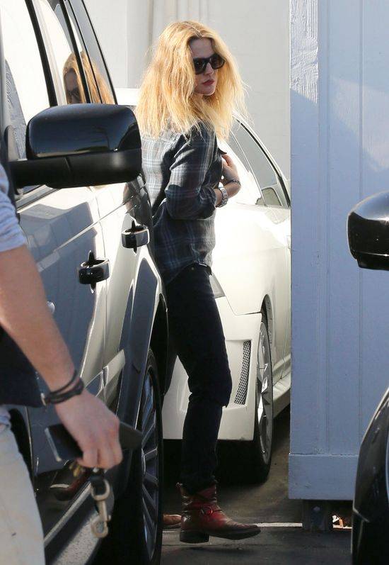 Drew Barrymore w salonie fryzjerskim