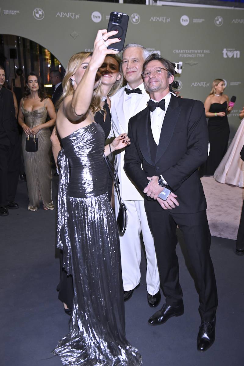Charytatywny Bal Fundacji TVN. Justyna Gradek z nowym partnerem, Joanna Krupa, Żebrowscy…