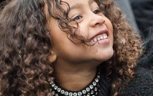 Córka Kim Kardashian raz w burzy loków, a raz nadąsana (ZDJĘCIA)