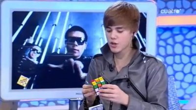 Jak Justin Bieber ułożył kostkę Rubika (VIDEO)