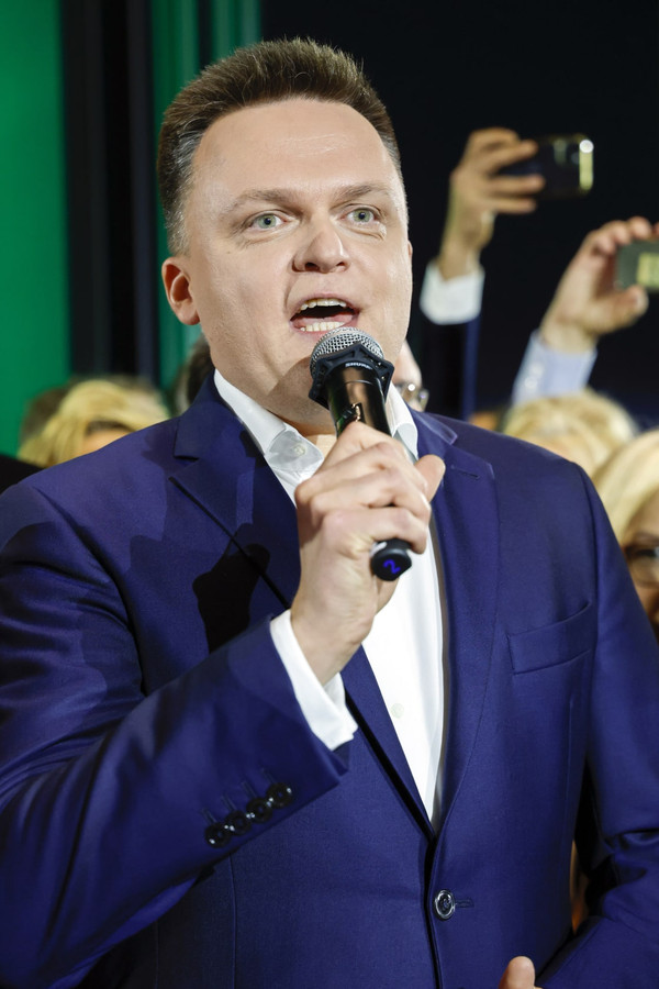 Jest mi obojętny, nie interesuję się polityką. 