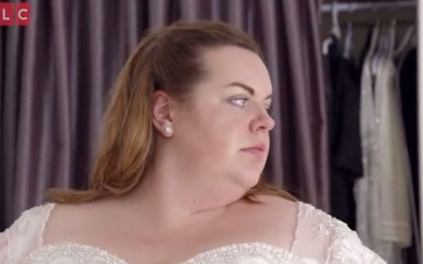 Puszysta panna młoda zrezygnowała z rękawów sukni ślubnej. Efekt? Wow!