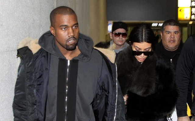 Dlaczego Kanye West nie uśmiecha się na zdjęciach?