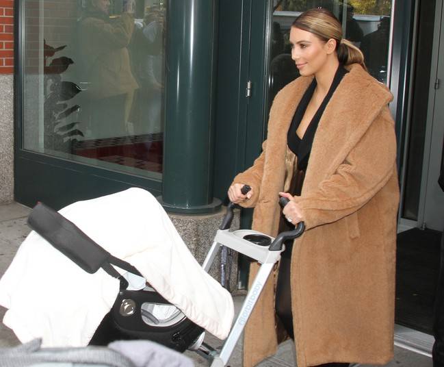 Wydekoltowana Kim Kardashian z małą Nori