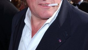 Gerard Depardieu nasikał na podłogę w samolocie