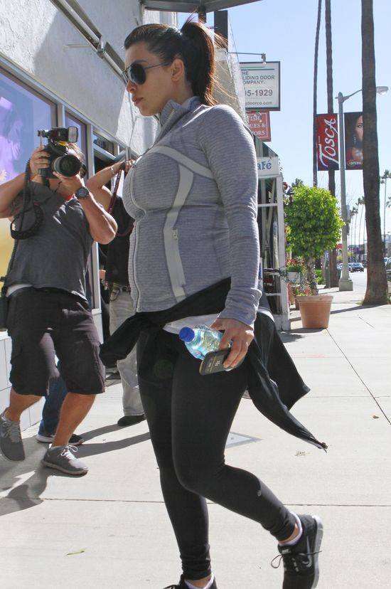 Kim Kardashian w obcisłym dresie