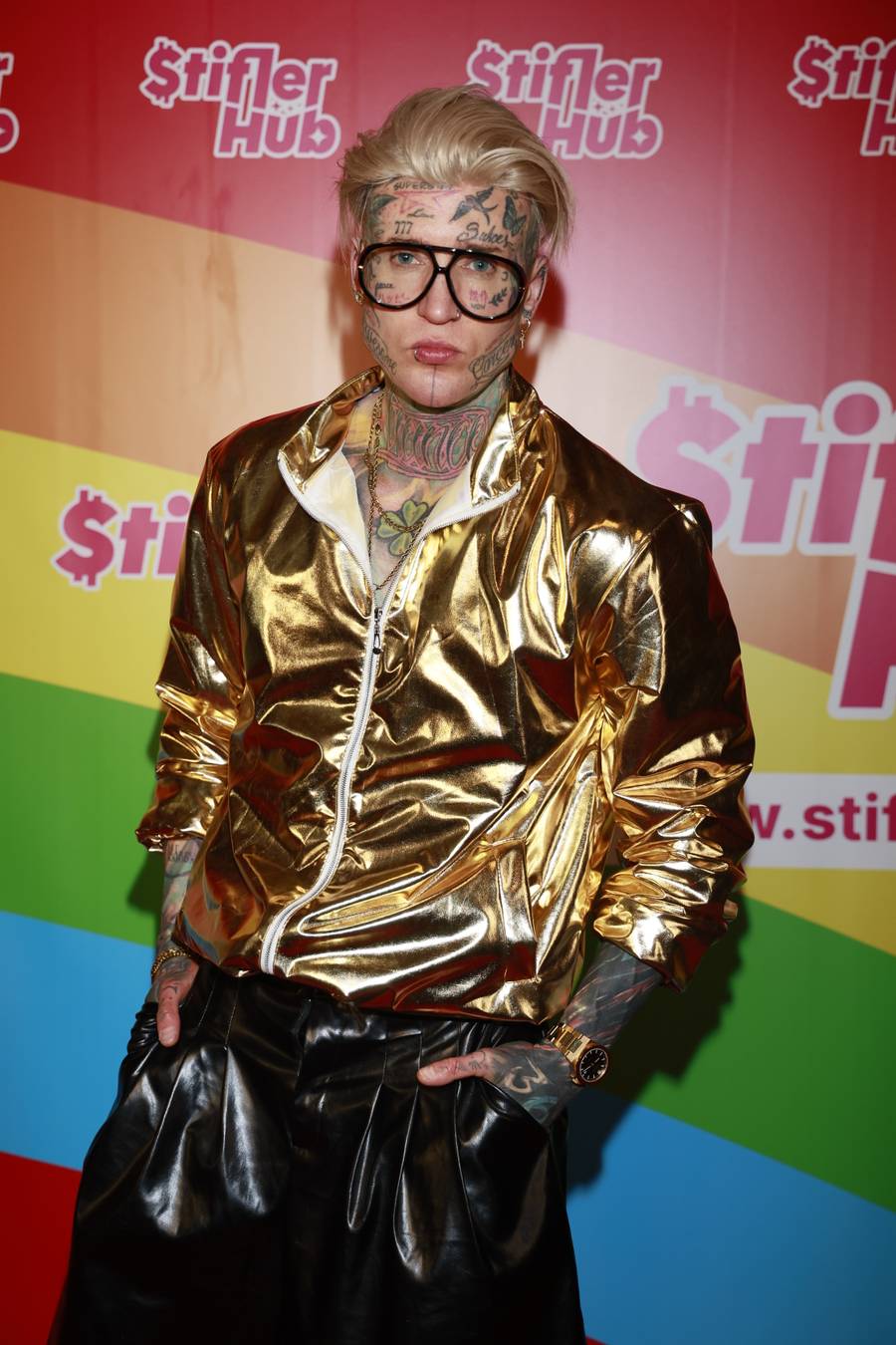 Stifler w złocie na Color Party. Zmienił fryzurę i upodobnił się do znanej artystki