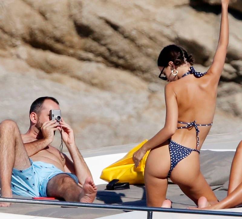 Emily Ratajkowski w skąpym bikini bawi się na urlopie. Bez męża!