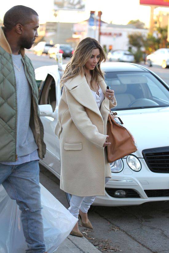 Kim Kardashian pokochała oversize’owe płaszcze