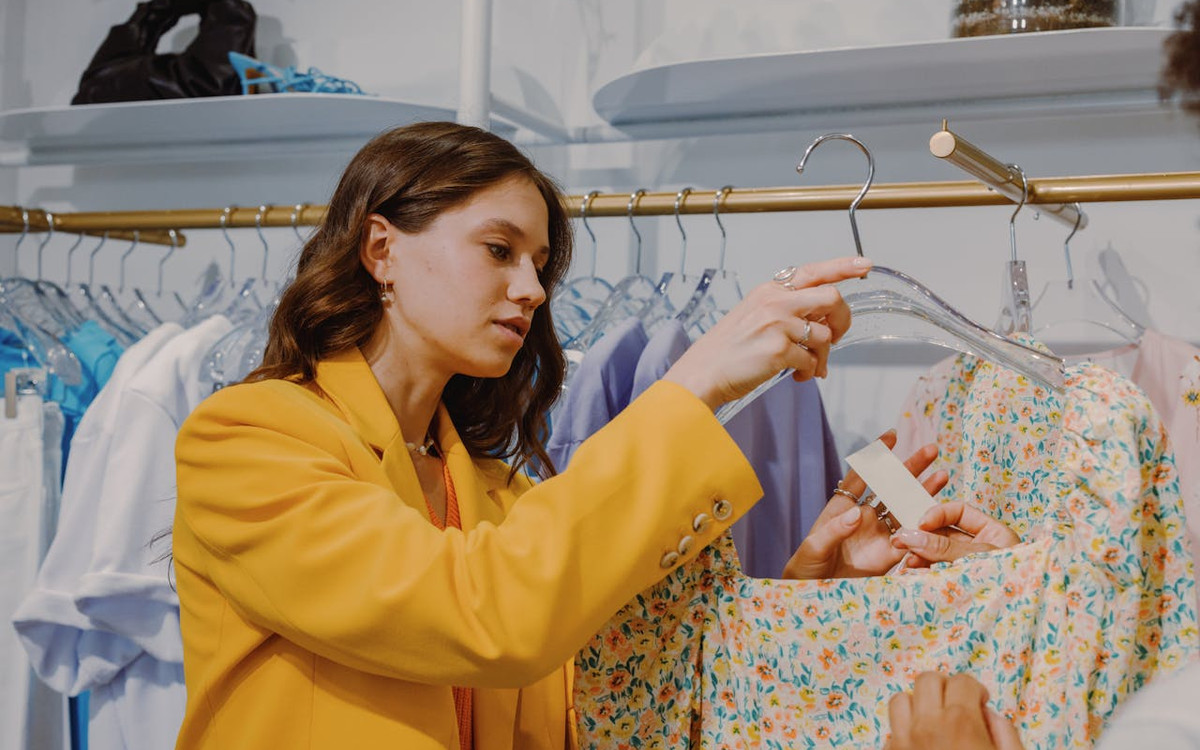 Zapoluj na okazje w sklepach odzieżowych. 3 sposoby na oszczędzanie