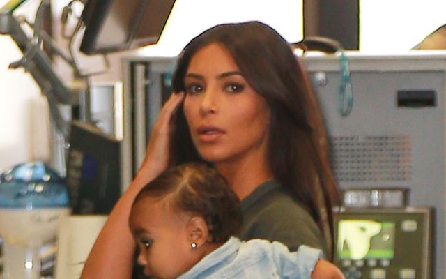 Kim Kardashian z North West na lotnisku
