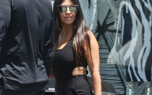 Co Kourtney ma na nogach, a Khloe na głowie? (FOTO)