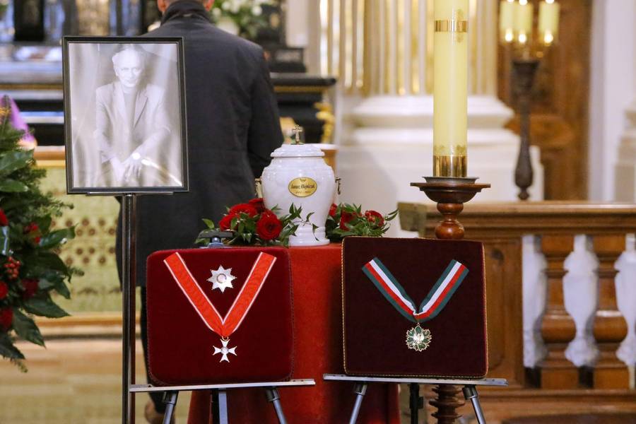 Pogrzeb Janusza Olejniczaka. Wśród żałobników Jolanta Kwaśniewska, Daniel Olbrychski, Monika Olejnik, Jerzy Bończak…