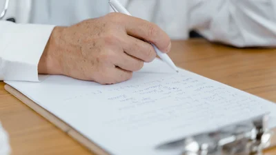 Co oznaczają kody choroby na zwolnieniu lekarskim?