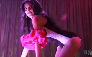 Kim Kardashian wypina pupę w wannie (VIDEO)