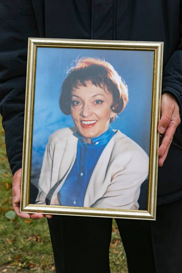 Pogrzeb Barbary Rylskiej. Aktorka spoczęła w rodzinnym grobie, Ewa Ziętek przemówiła na mszy (ZDJĘCIA)