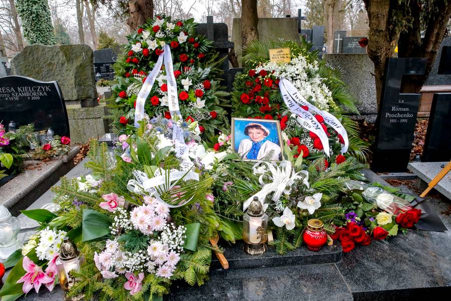 Pogrzeb Barbary Rylskiej. Aktorka spoczęła w rodzinnym grobie, Ewa Ziętek przemówiła na mszy (ZDJĘCIA)
