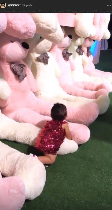 Totalny PRZEPYCH na 1. urodzinach córeczki Kylie Jenner – wesołe miasteczko ze sklepami