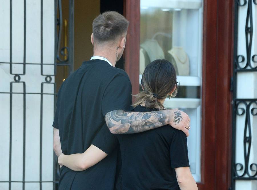 Sara i Artur Borucowie oglądają biżuterię