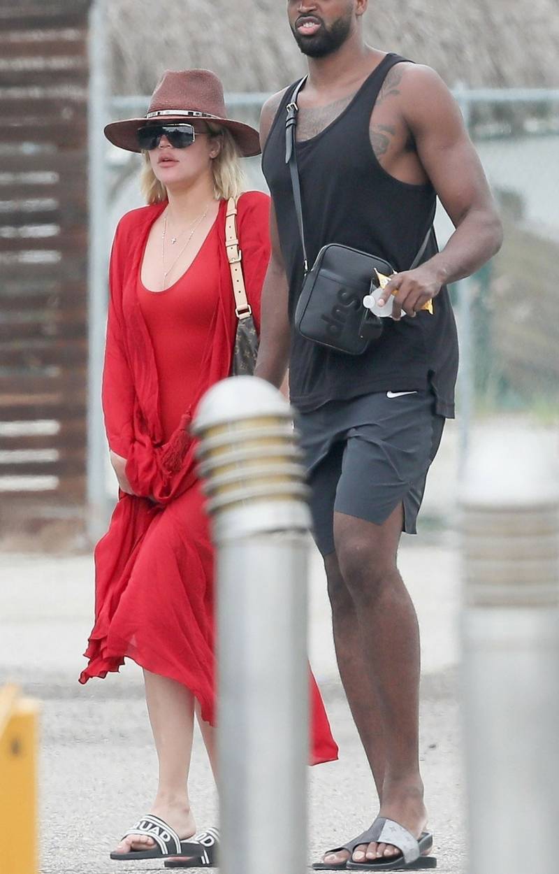 Znowu zakochana Khloe pluska się z Tristanem w morzu!