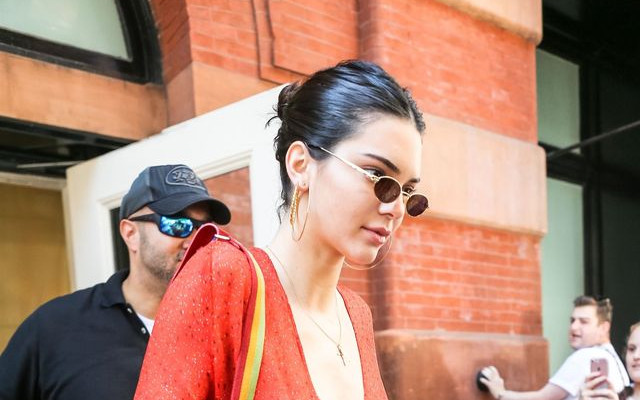 Rozpięta bluzka, a pod nią NIC (ZDJĘCIA)