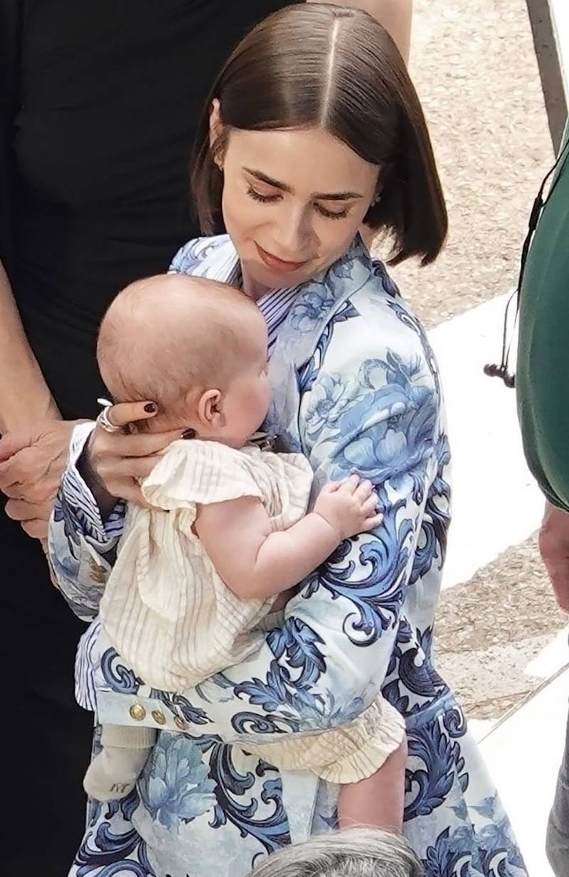 Lily Collins z dzieckiem na planie “Emily w Paryżu”. Mąż zrobił jej niespodziankę!