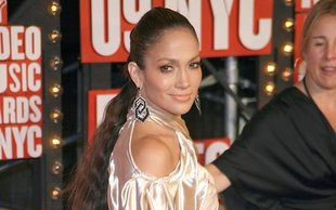 Jennifer Lopez w satynowej piżamie (FOTO)