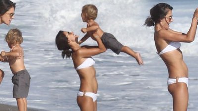 Alessandra Ambrosio na plaży w bikini (FOTO)
