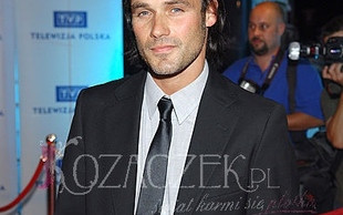 Wieczorkowski sika na ulicy