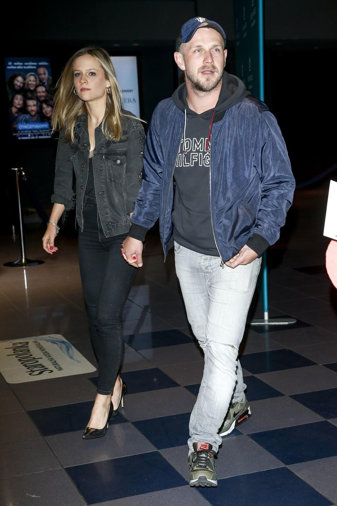 Antoni Królikowski z dziewczyną na imprezie branżowej. 