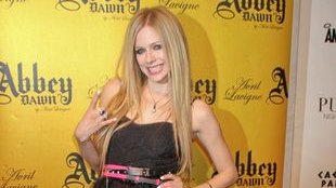 Avril Lavigne baluje i promuje ciuchy  (FOTO)