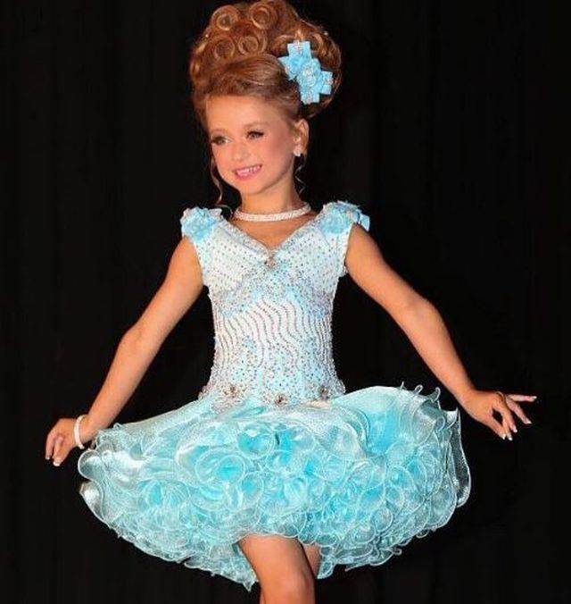 Matka upodabnia  7-letnią córkę do żywej Barbie. Zobaczcie, CO z niej zrobiła