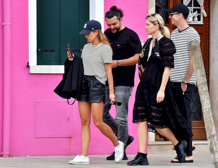 Lewandowscy w Wenecji: Robert fotografuje Anię i wspólny lunch z przyjaciółmi (ZDJĘCIA)