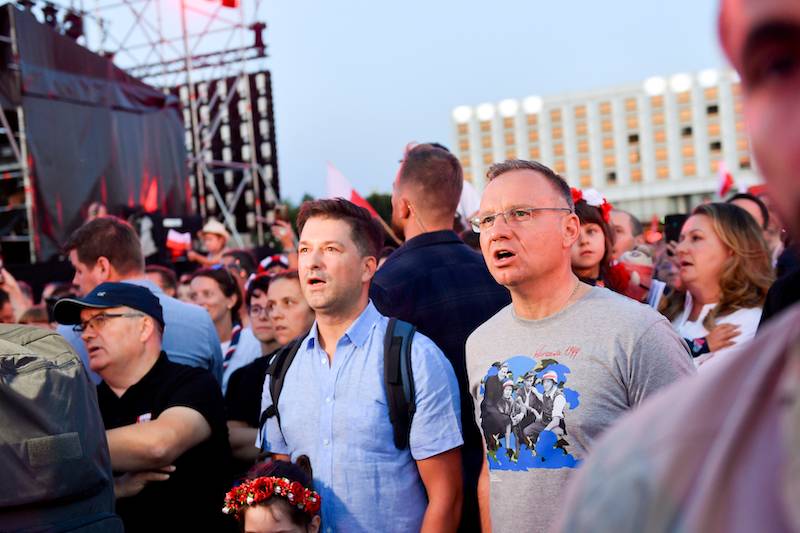 W takim wydaniu Andrzej Dudy jeszcze nie widzieliśmy. Zdjął GARNITUR, a założył….