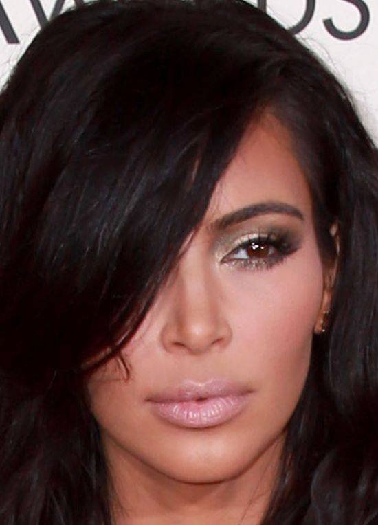 Wędrówka ust po twarzy Kim Kardashian