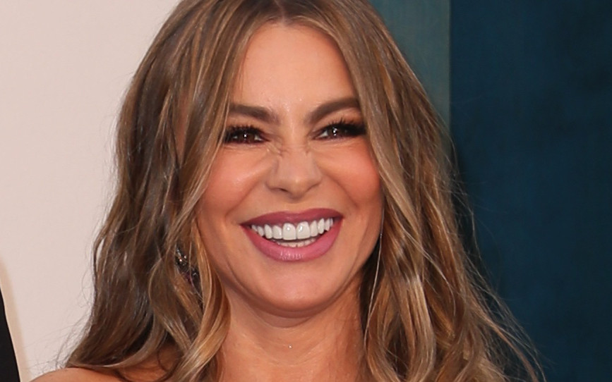 Dawno niewidziana 50-letnia Sofia Vergara na lunchu z synem Manolo