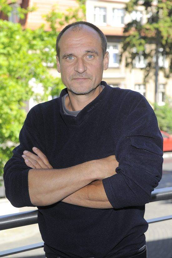 Te gwiazdy pokonały uzależnienie. Ona piła go nawet z rana w trakcie pracy…