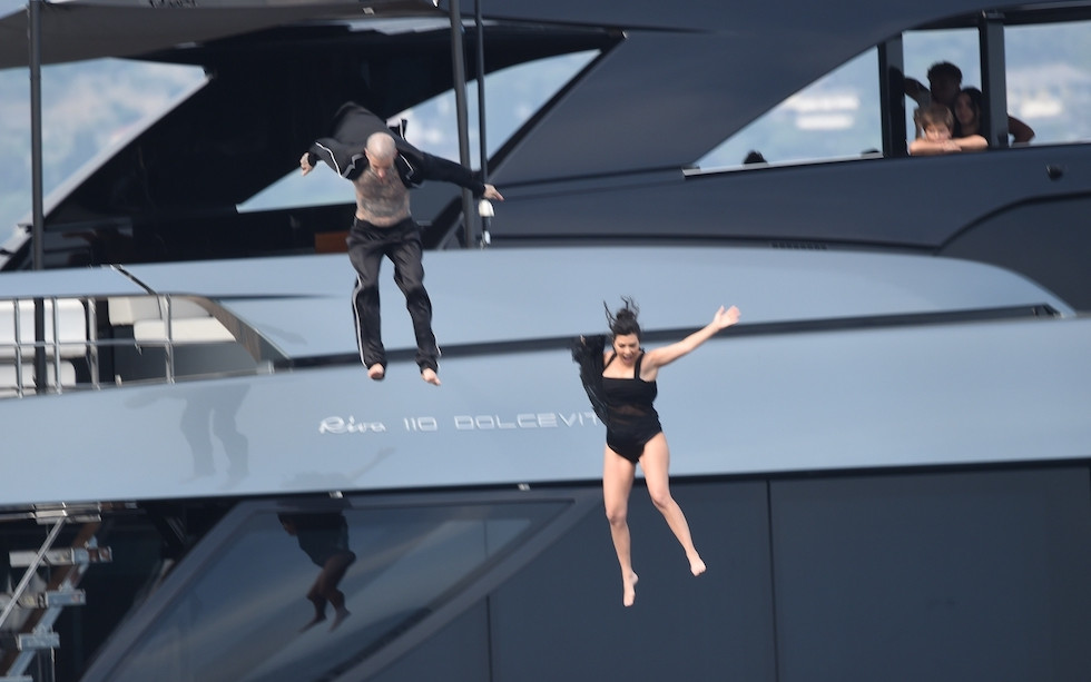 Kourtney Kardashian i Travis Barker skaczą z jachtu wartego miliony