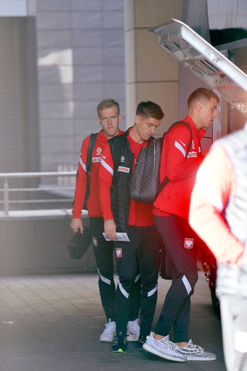 Piłkarze w drodze na mecz Polska – Albania – w niezbyt dobrych humorach  (ZDJĘCIA)