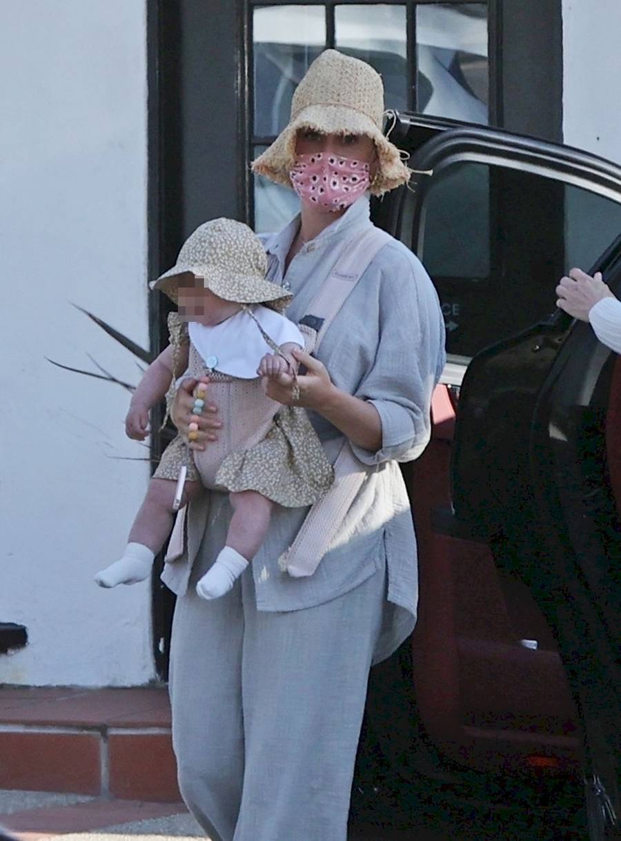 Katy Perry z córką w nosidełku