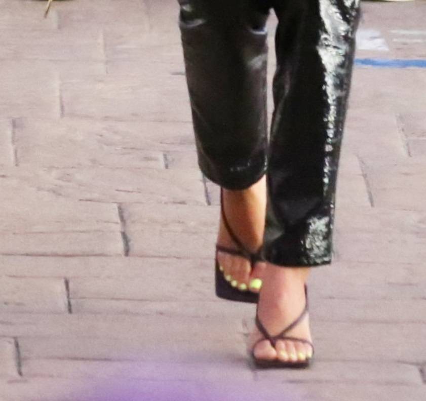 Kylie Jenner na lunchu z nową dziewczyną Scotta Disicka. Miała dziwnie zawiązane szpilki