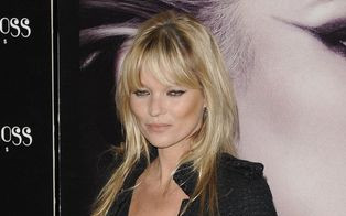 Kate Moss topless w kalendarzu Pirelli (FOTO)