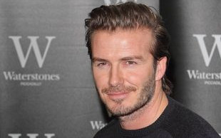 David Beckham robi słodkie minki i rozdaje autografy (FOTO)