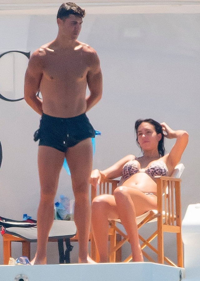 Z Cristiano Ronaldo na jego luksusowym jachcie za 200 tysięcy dolarów na tydzień