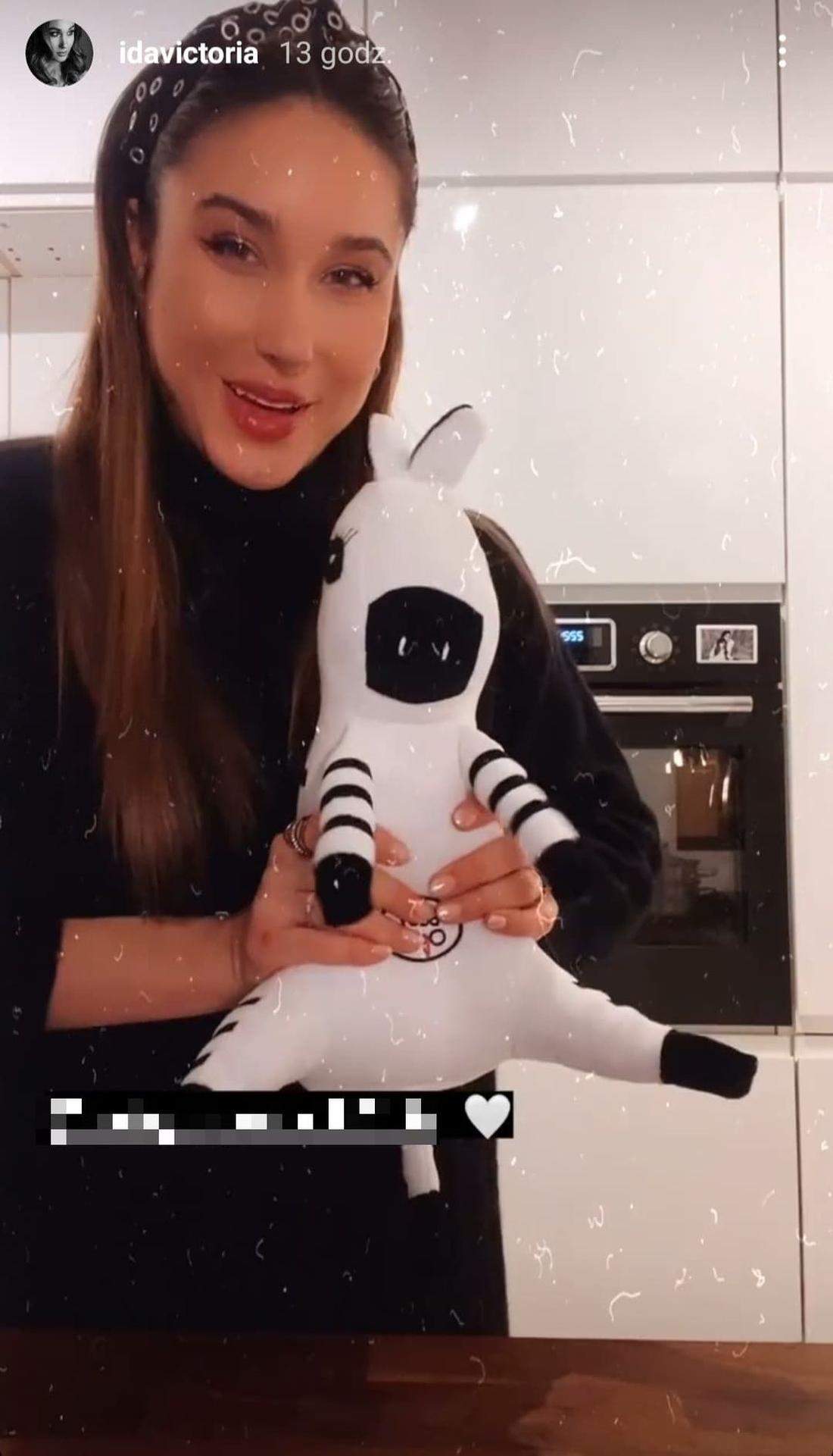 Ida Nowakowska pokazała zabawkę dla dziecka