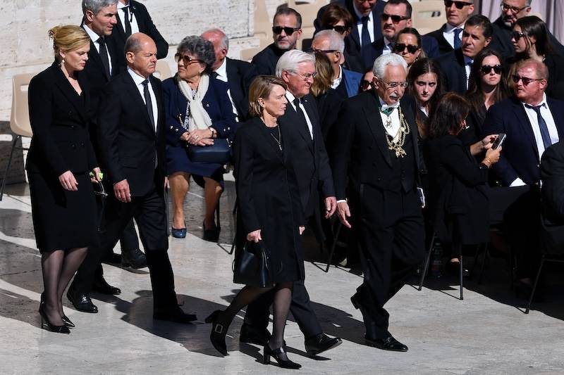 Pogrzeb Papieża Franciszka. Delegacja rządzących: Donald i Melania Trump, Andrzej Duda z żoną…